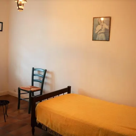 Maison Familiale Avec Jardin Clos, A 400m De La Et Proche Commerces, - Fr-1-22-235 *