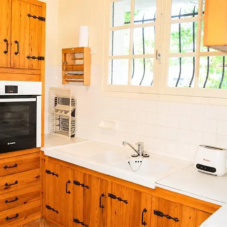 Maison Familiale Avec Jardin Clos, A 400m De La Et Proche Commerces, - Fr-1-22-235 *