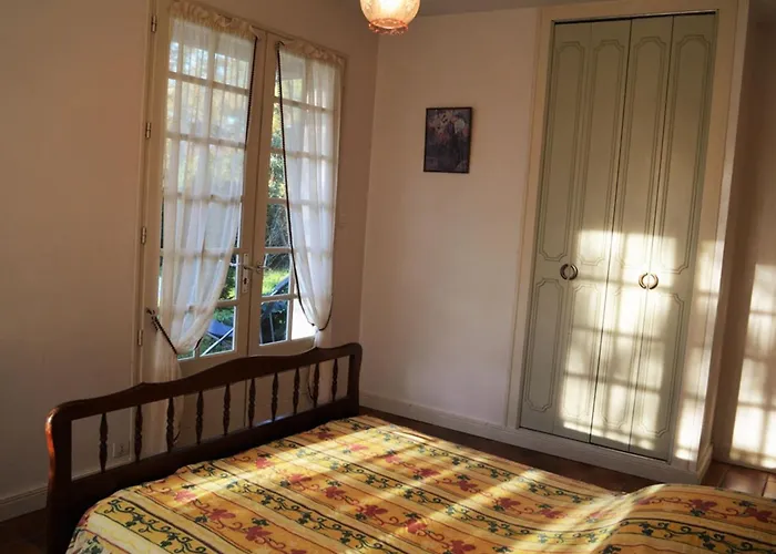 Maison Familiale Avec Jardin Clos, A 400m De La Et Proche Commerces, - Fr-1-22-235