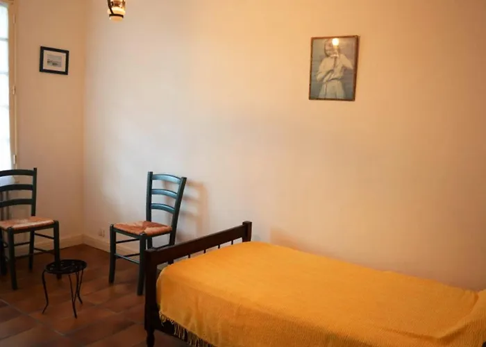 Maison Familiale Avec Jardin Clos, A 400m De La Et Proche Commerces, - Fr-1-22-235 *