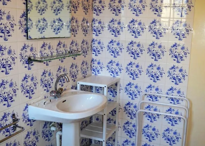 Maison Familiale Avec Jardin Clos, A 400m De La Et Proche Commerces, - Fr-1-22-235 *