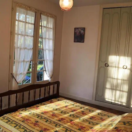 Maison Familiale Avec Jardin Clos, A 400m De La Et Proche Commerces, - Fr-1-22-235