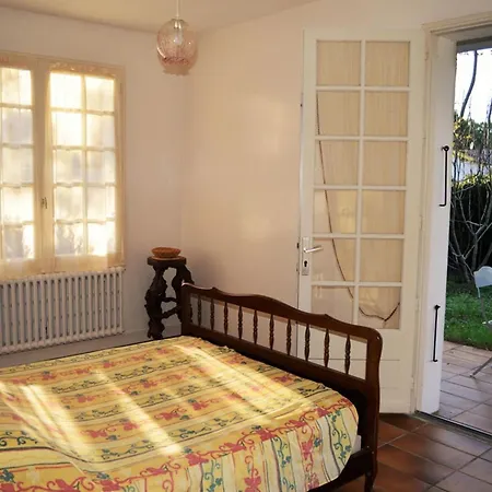 Maison Familiale Avec Jardin Clos, à 400m De La Et Proche Commerces, - Fr-1-22-235 *
