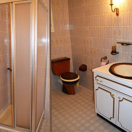 Maison Familiale Avec Jardin Clos, à 400m De La Et Proche Commerces, - Fr-1-22-235
