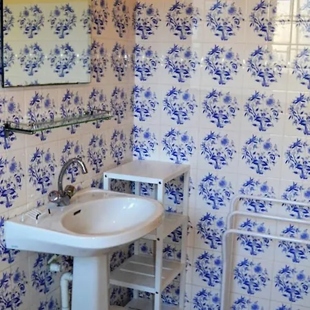 Maison Familiale Avec Jardin Clos, à 400m De La Et Proche Commerces, - Fr-1-22-235 *