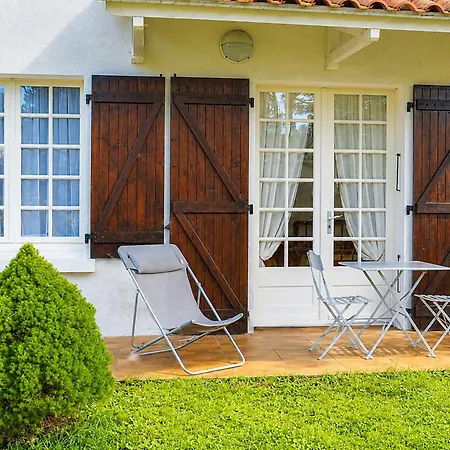 Maison Familiale Avec Jardin Clos, à 400m De La Et Proche Commerces, - Fr-1-22-235 *