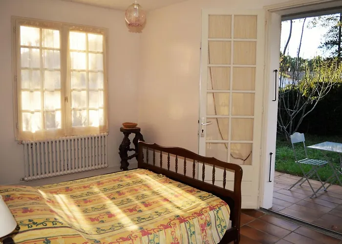 Maison Familiale Avec Jardin Clos, A 400m De La Et Proche Commerces, - Fr-1-22-235 *